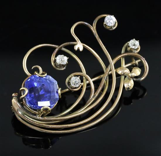A Ceylonese sapphire and diamond set stylised spray brooch in yellow gold setting, 45mm.